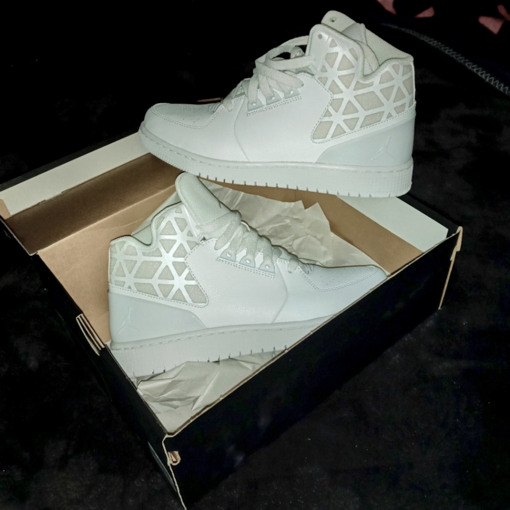 WHITE JORDANS SIZE 7Y